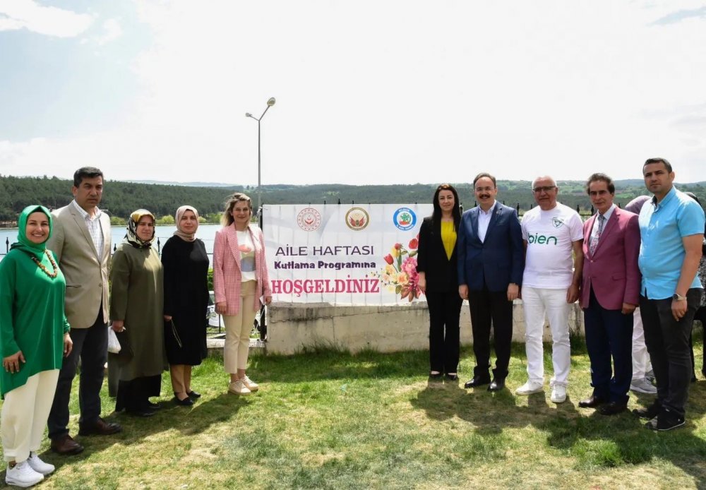 Vali Kızılkaya çocuklarla uçurtma uçurdu