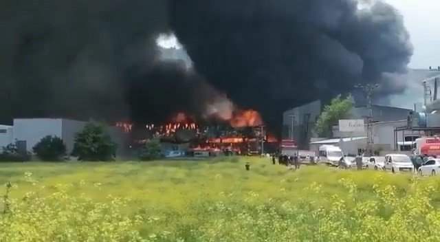 Yalıtım malzemeleri üreten fabrika yangını tamamen söndürüldü