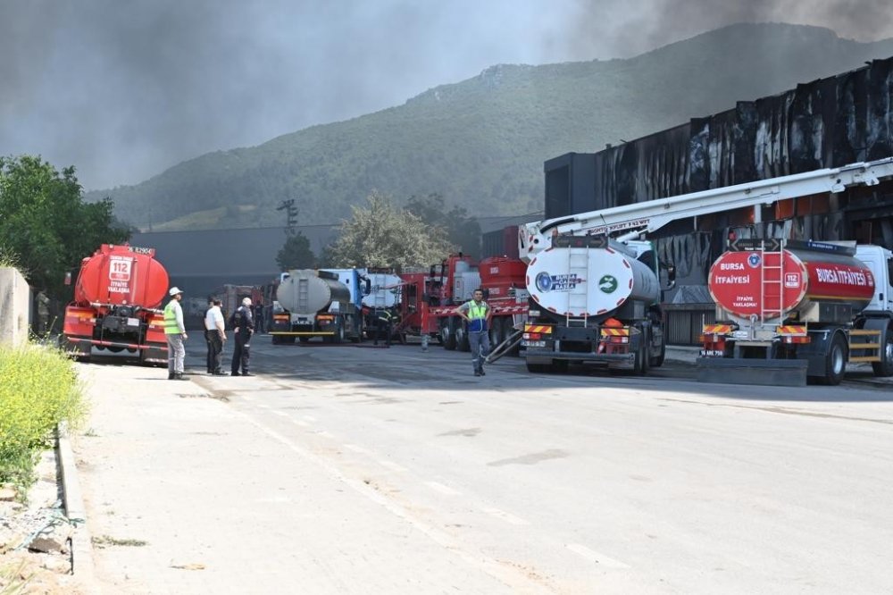 Yalıtım malzemeleri üreten fabrika yangını tamamen söndürüldü