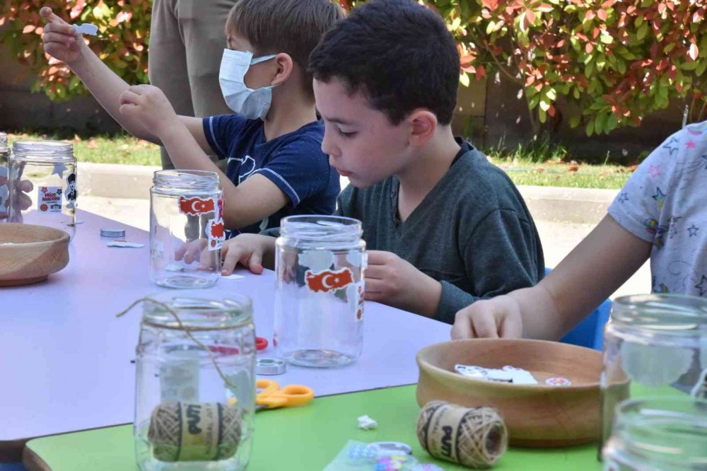 Atatürk ve Türk Bayrağı sevgisini kavanozlara işlediler