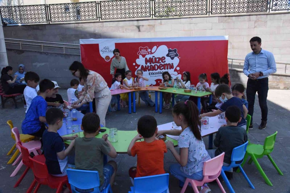 Atatürk ve Türk Bayrağı sevgisini kavanozlara işlediler