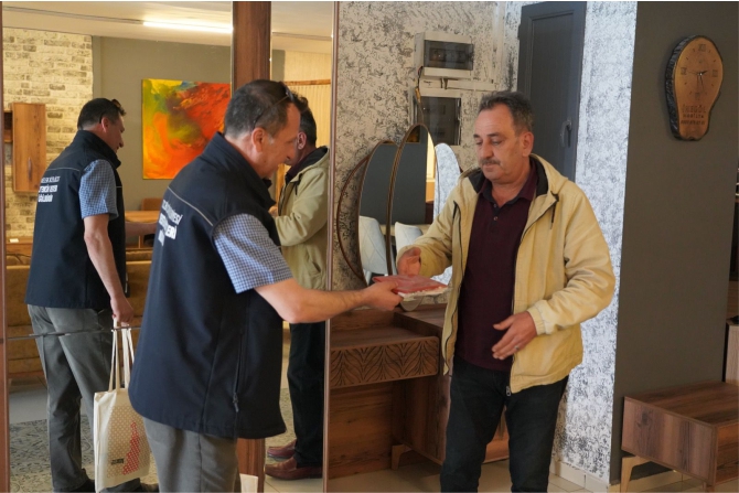 belediyeden-esnaf-ve-vatandaslara-bayrak-hediyesi1.jpg