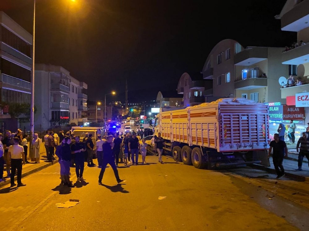 Freni boşalan kamyon 9 aracı biçti