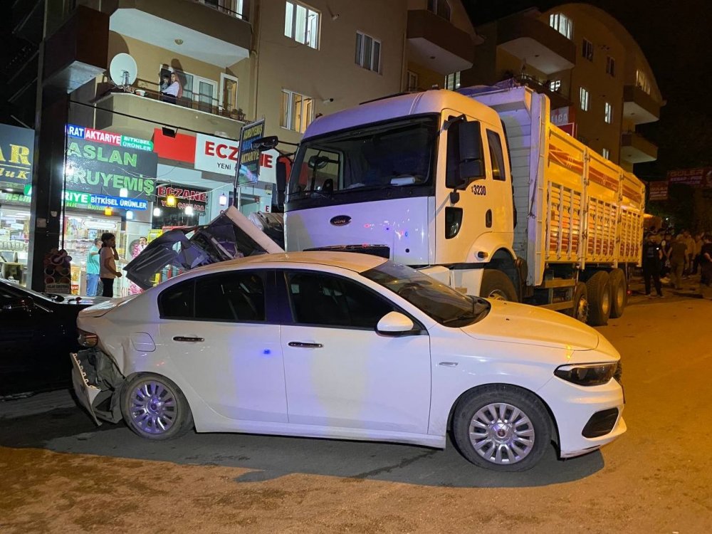 Freni boşalan kamyon 9 aracı biçti
