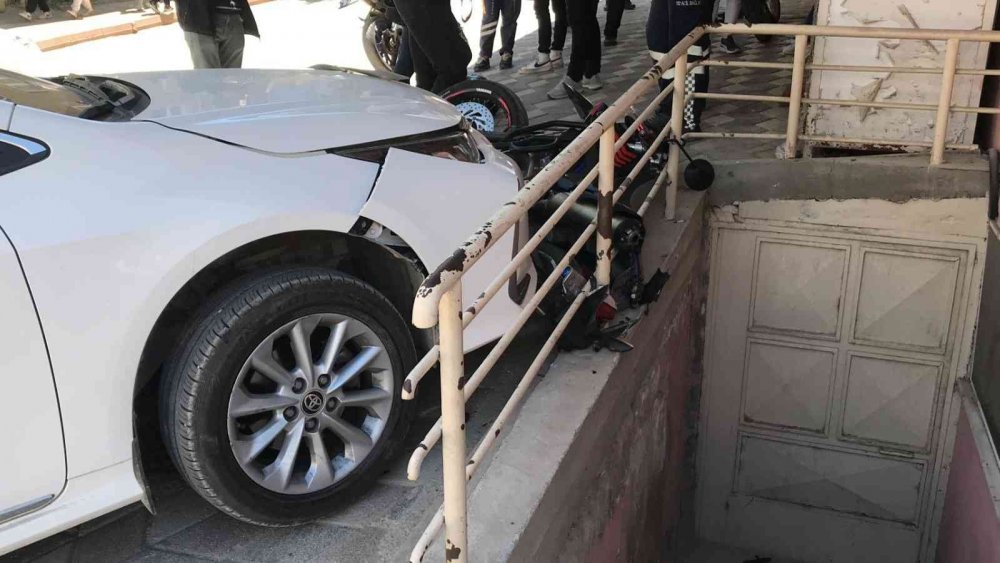 Otomobil ile motosiklet çarpıştı