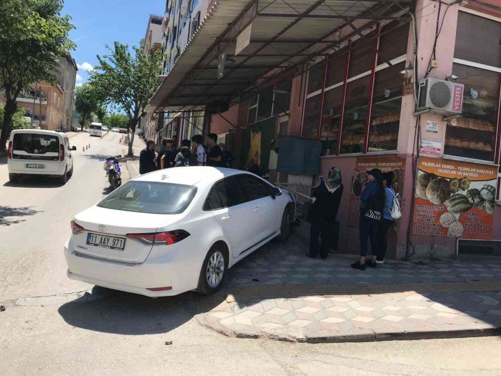 Otomobil ile motosiklet çarpıştı