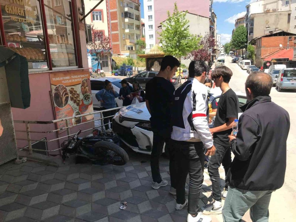 Otomobil ile motosiklet çarpıştı