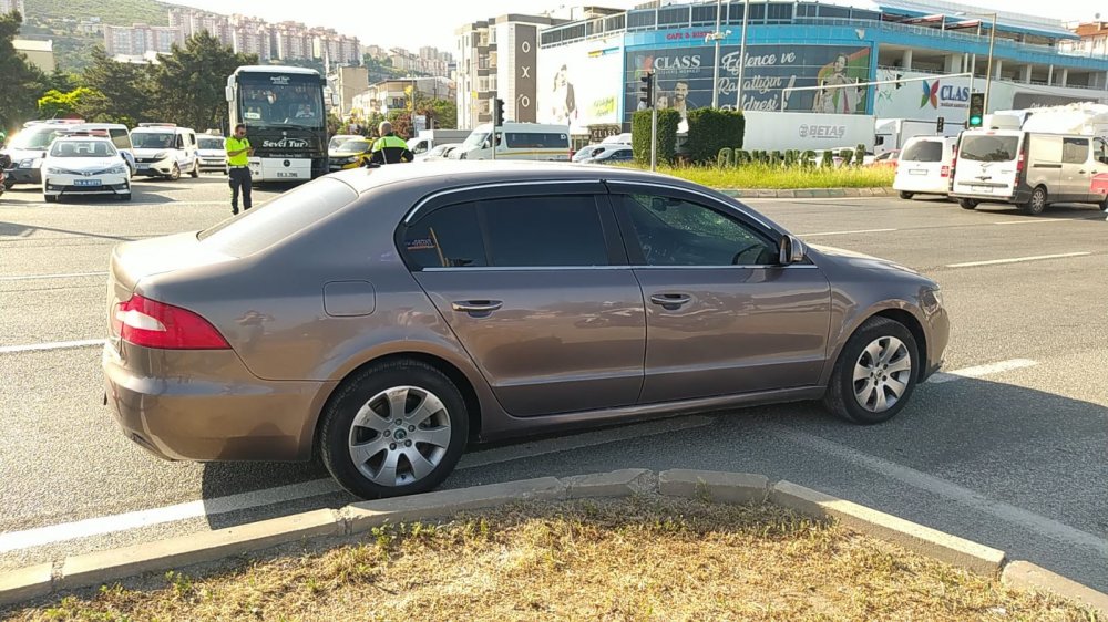 Liseli gençler otomobilin altında kalıp yaralandı