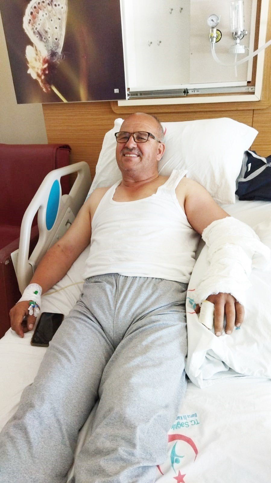 Elini sokan yılanla hastaneye koştu