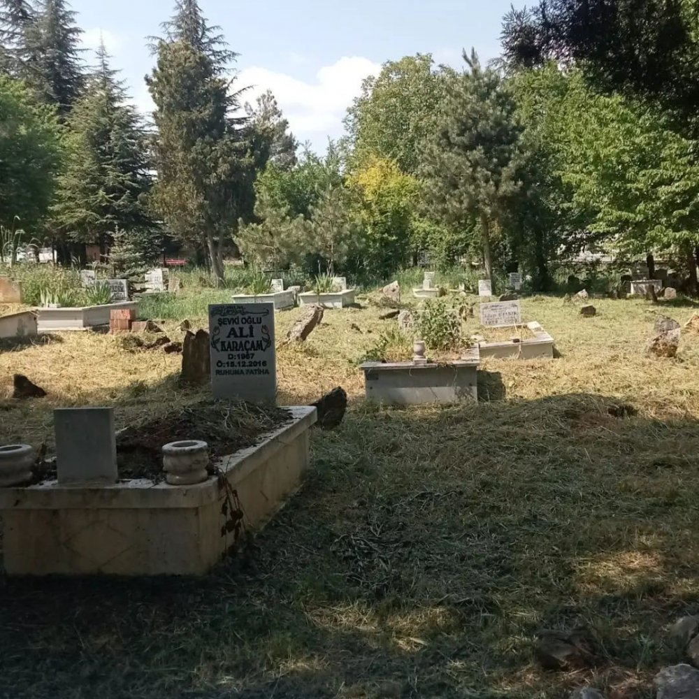 Pazaryeri’nde mezarlık temizleme çalışmaları devam ediyor