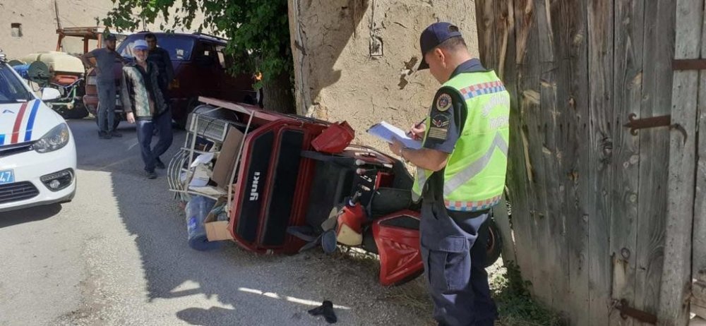 Seyir halindeyken devrilen motosikletin sürücüsü yaralandı