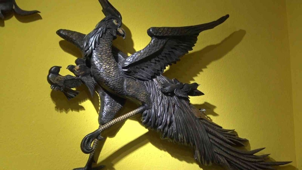 90 parça ahşap oyma koleksiyonunu satışa çıkardı