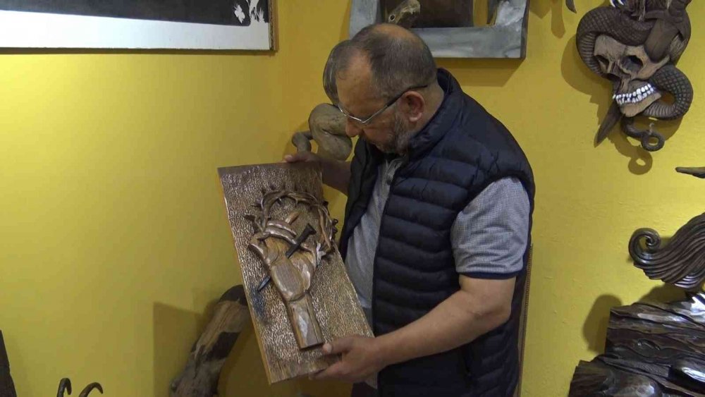 90 parça ahşap oyma koleksiyonunu satışa çıkardı