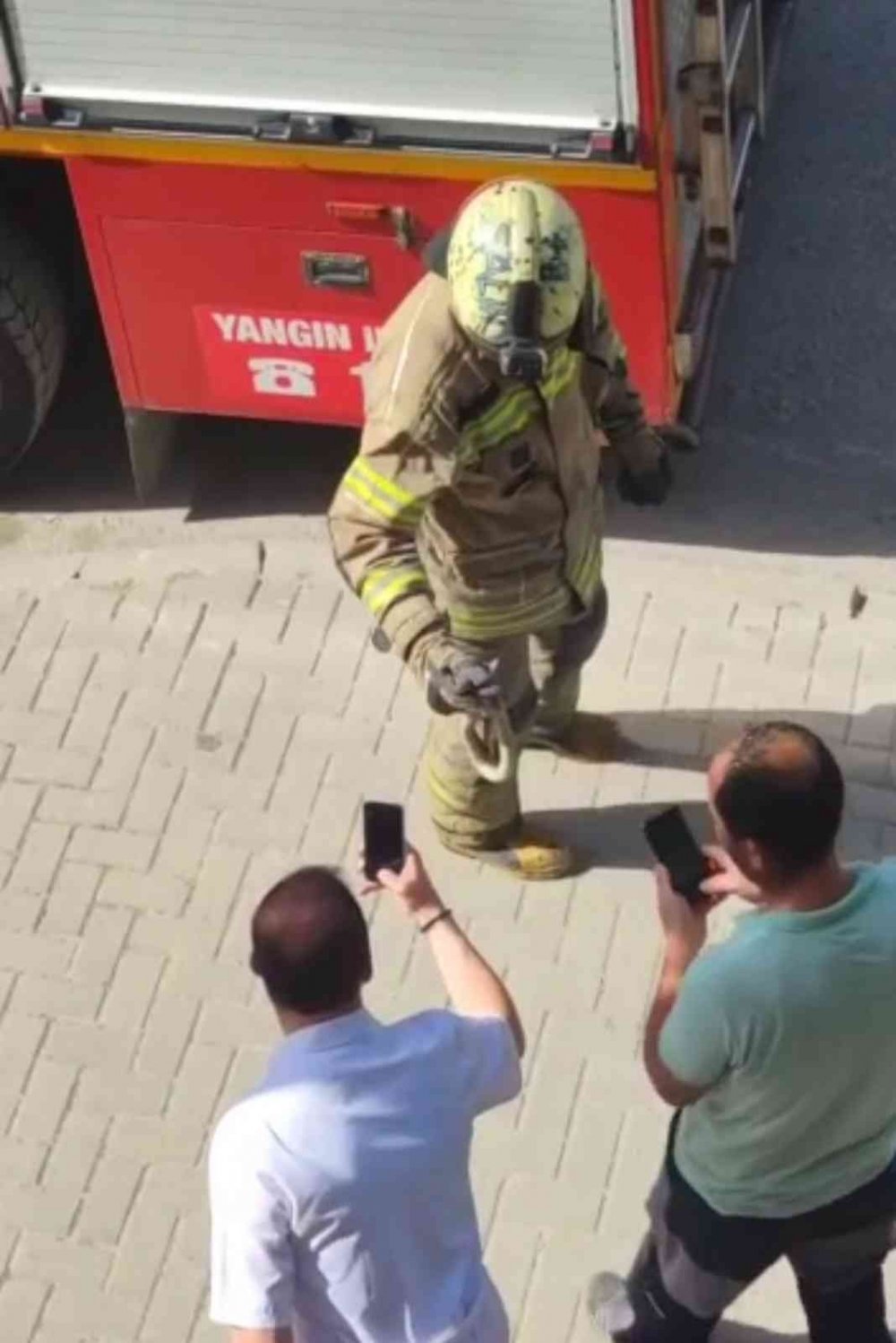 Arabanın motoruna giren yılan itfaiye ekipleri tarafından çıkarıldı