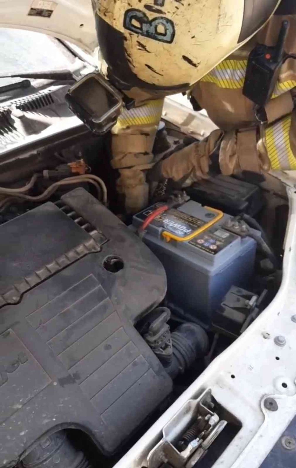 Arabanın motoruna giren yılan itfaiye ekipleri tarafından çıkarıldı