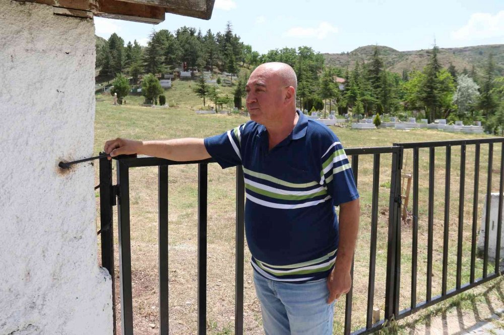 Hırsızlar çaldı, mahalleli kendi imkanlarıyla yeniden taktı