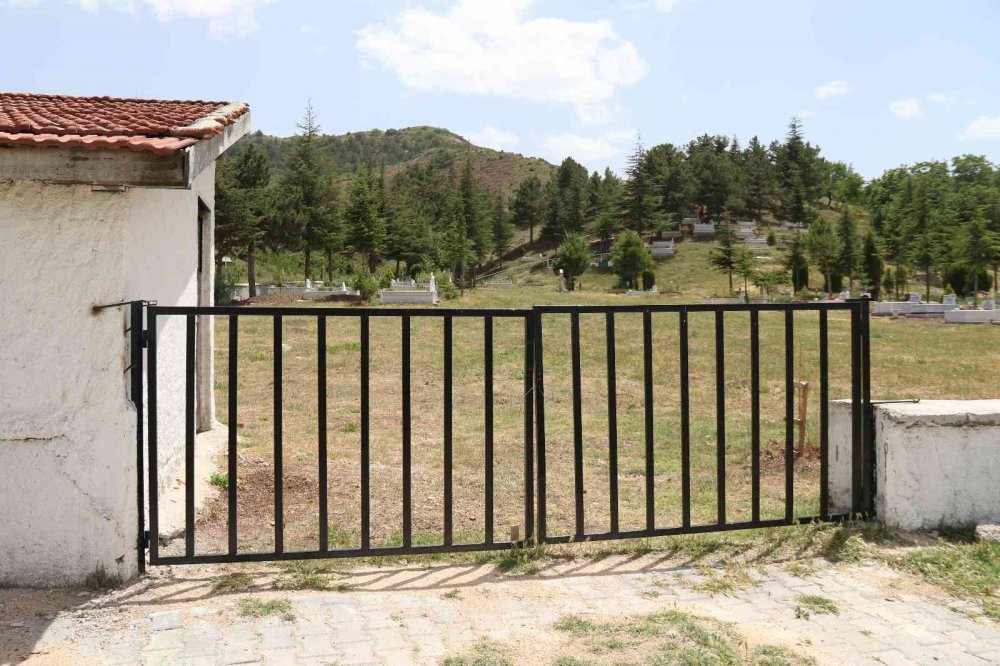 Hırsızlar çaldı, mahalleli kendi imkanlarıyla yeniden taktı