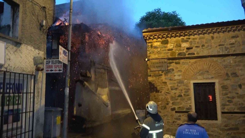 İtfaiye eri binanın altında kalmaktan son anda kurtuldu