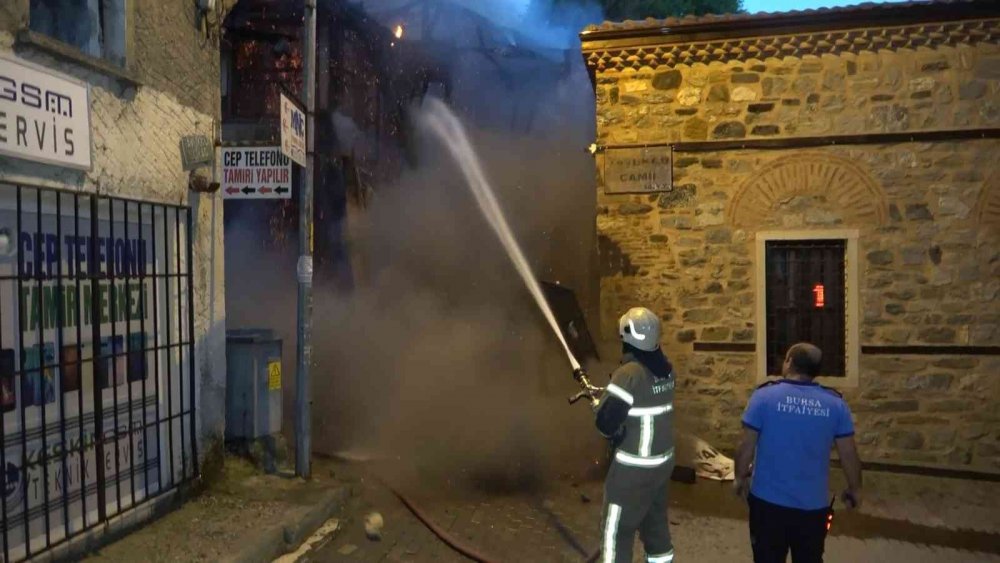 İtfaiye eri binanın altında kalmaktan son anda kurtuldu