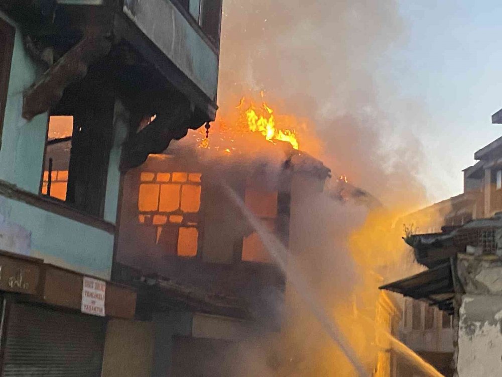 İtfaiye eri binanın altında kalmaktan son anda kurtuldu