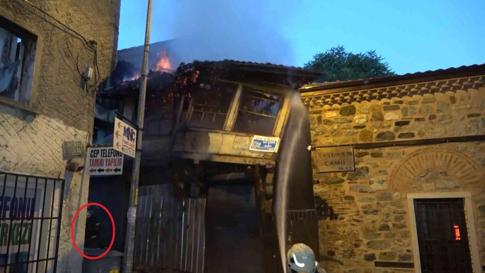 İtfaiye eri binanın altında kalmaktan son anda kurtuldu