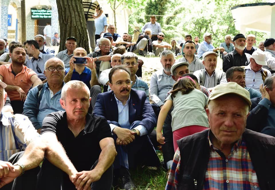 Vali Kızılkaya vatandaşlarla birlikte ellerini semaya açtı