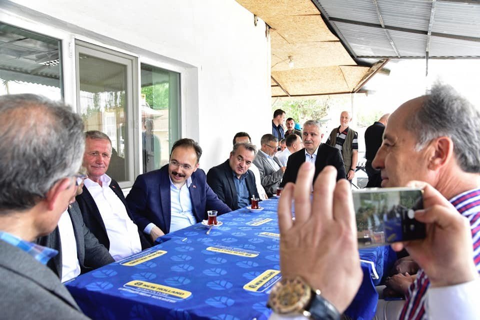 Vali Kızılkaya vatandaşlarla birlikte ellerini semaya açtı