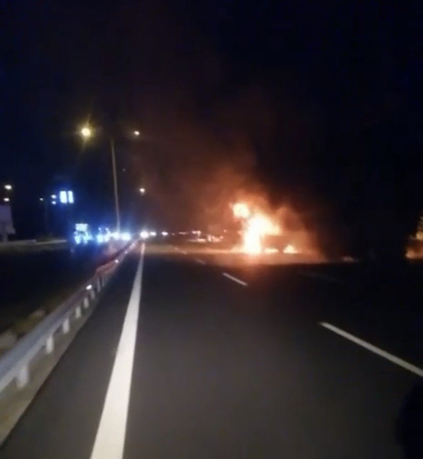 Seyir halindeki kamyonet alev alev yandı