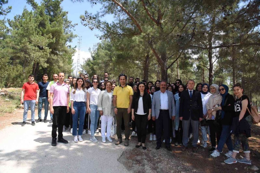 Atatürk Ormanına hayvanlar için yem bırakıldı