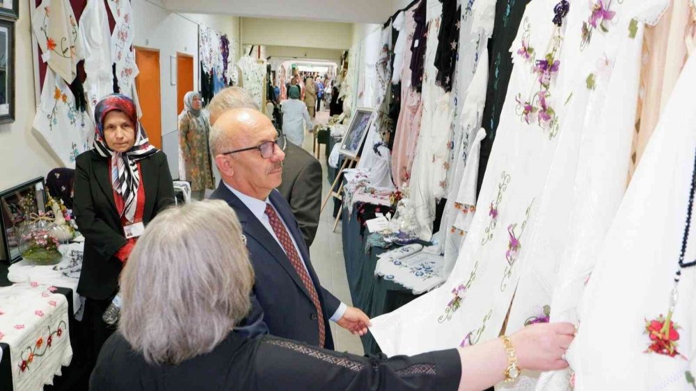 Bozüyük HEM yıl sonu sergisi açıldı