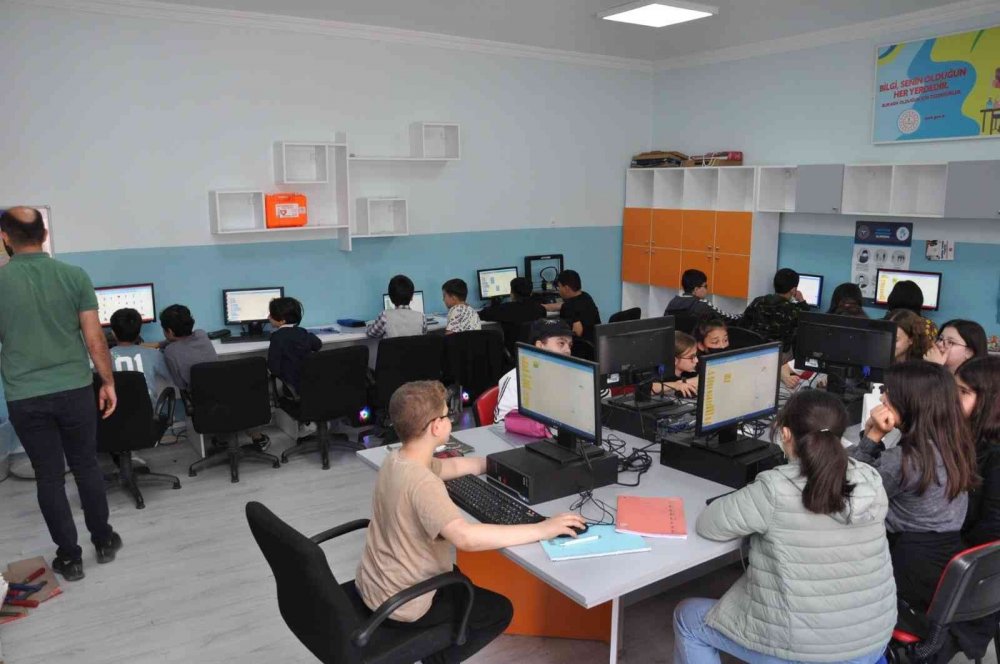 Edebali Ortaokulu başarısıyla adından söz ettiriyor