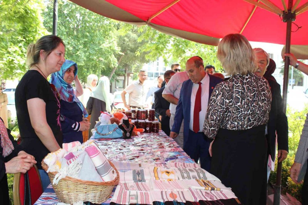 Osmaneli’nde Hayat Boyu Öğrenme Haftası nedeniyle sergi açıldı