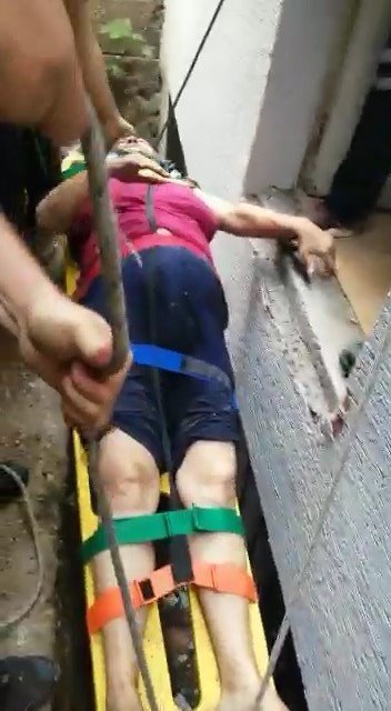Apartman boşluğuna düşen yaşlı kadını itfaiye ekipleri kurtardı