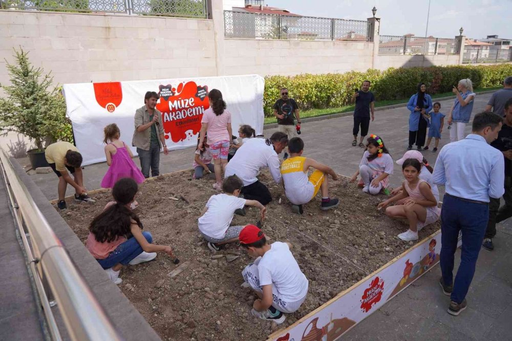 Minik arkeologlar toprak altına konulmuş kiremit, vazo, tabak ve eski paraları bulmaya çalıştı