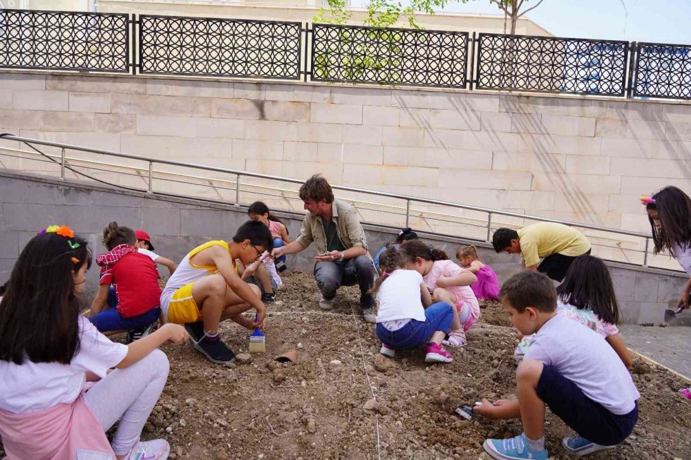 Minik arkeologlar toprak altına konulmuş kiremit, vazo, tabak ve eski paraları bulmaya çalıştı