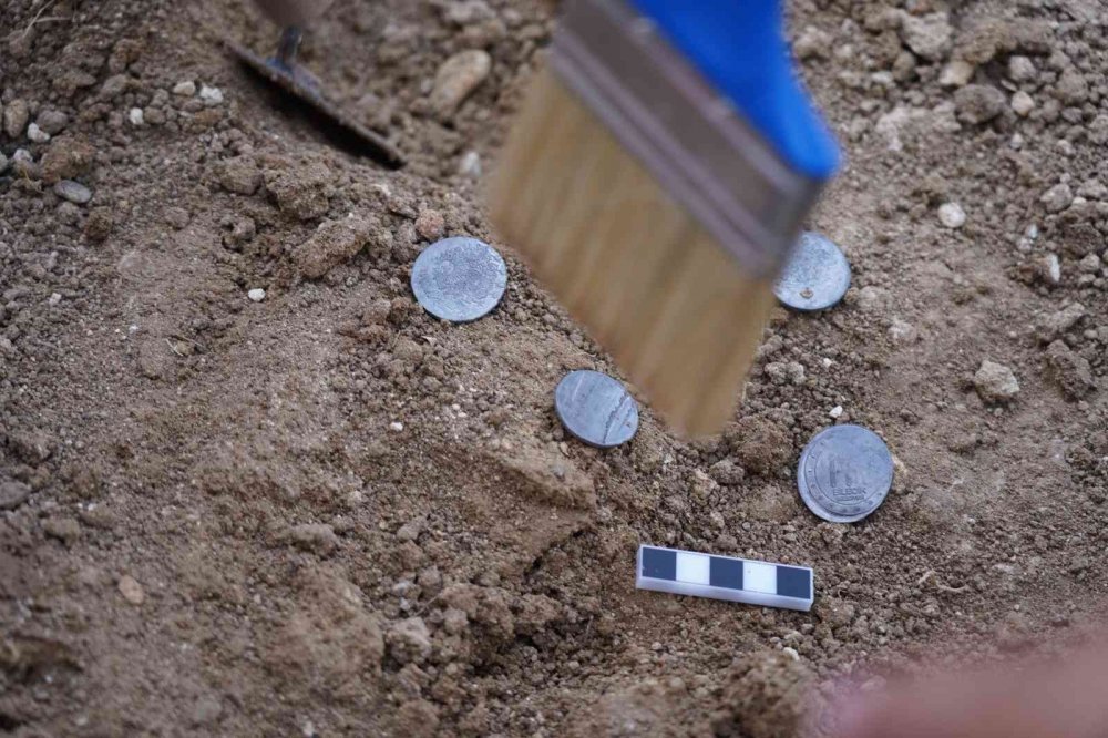 Minik arkeologlar toprak altına konulmuş kiremit, vazo, tabak ve eski paraları bulmaya çalıştı