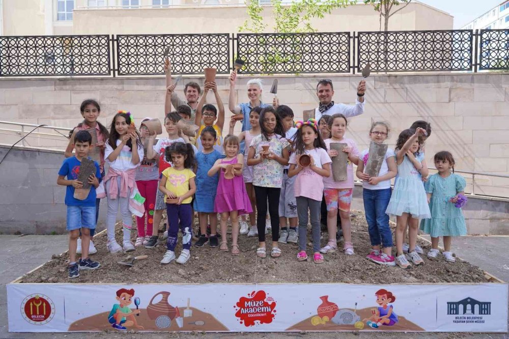 Minik arkeologlar toprak altına konulmuş kiremit, vazo, tabak ve eski paraları bulmaya çalıştı