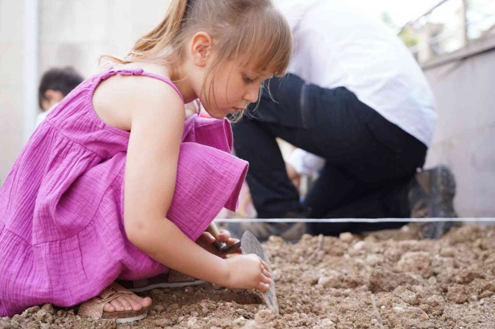 Minik arkeologlar toprak altına konulmuş kiremit, vazo, tabak ve eski paraları bulmaya çalıştı
