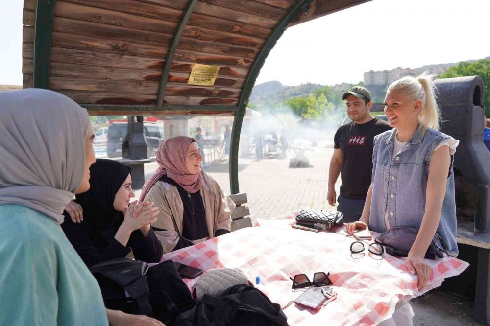 Başkan Vekili Subaşı, Kent Konseyi Gençlik Meclisi üyelerine kendi elleriyle mangal yaptı