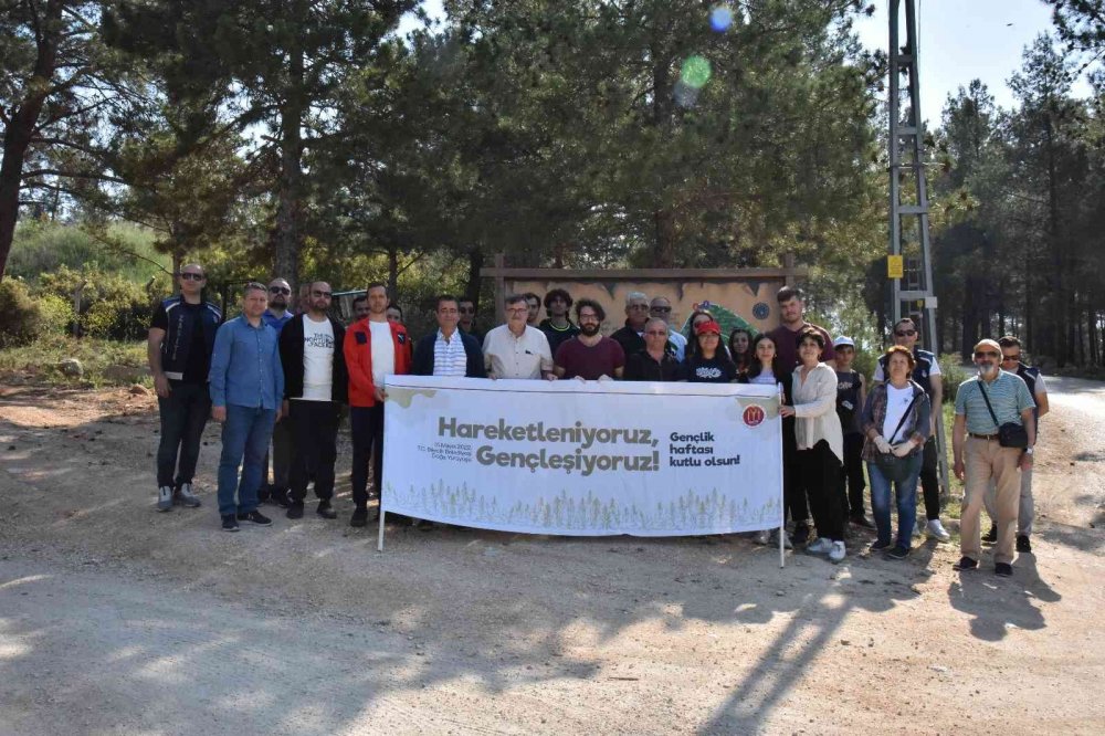 Doğaseverler, yürüyüş ve çevre temizliği yaptı