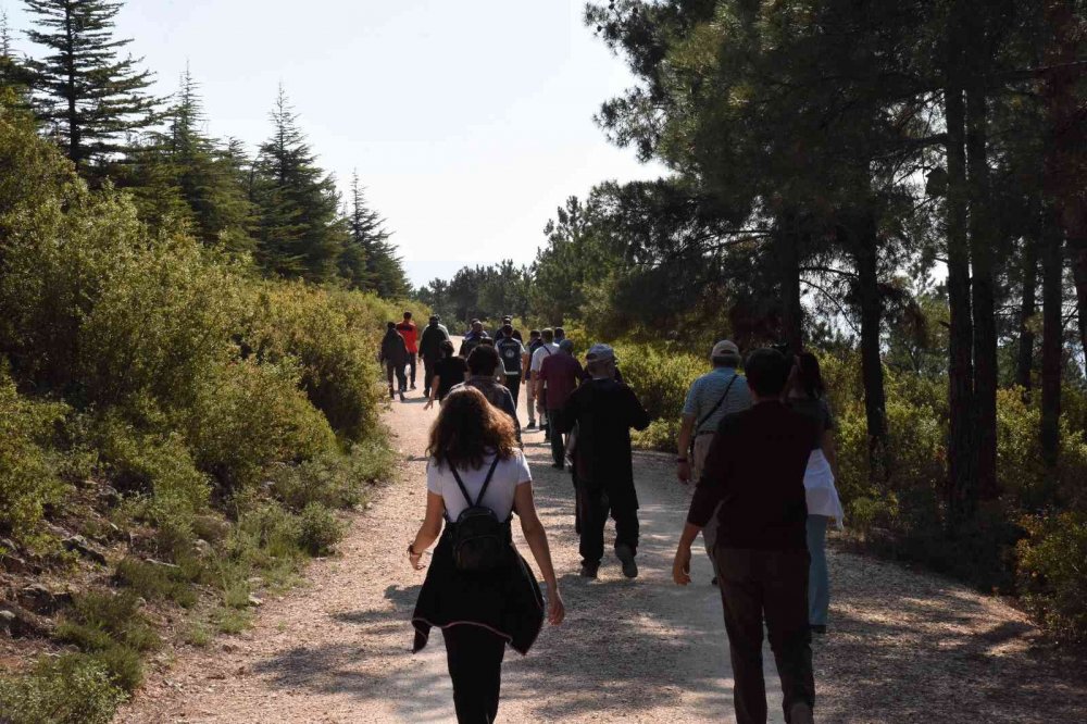 Doğaseverler, yürüyüş ve çevre temizliği yaptı