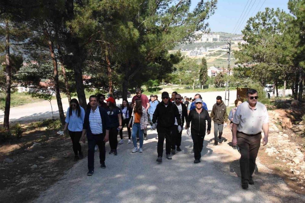 Doğaseverler, yürüyüş ve çevre temizliği yaptı