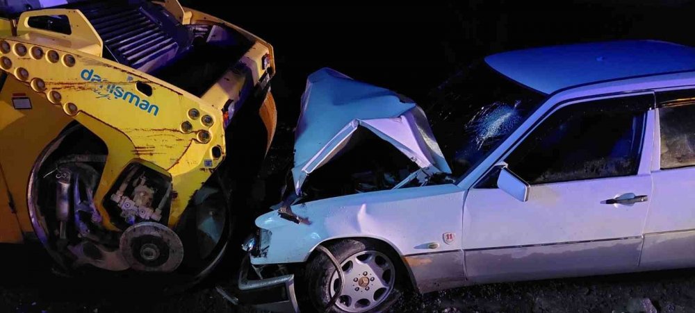 Otomobil yol kenarındaki silindir aracına çarptı