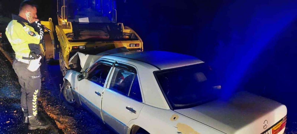 Otomobil yol kenarındaki silindir aracına çarptı