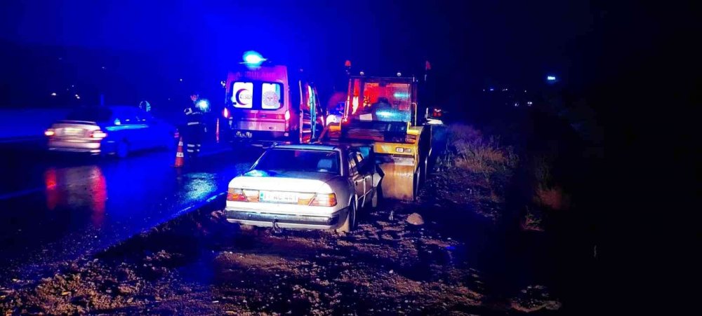 Otomobil yol kenarındaki silindir aracına çarptı