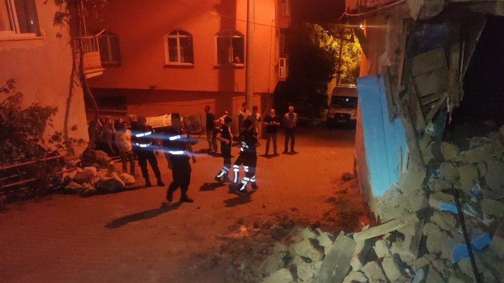 Otomobil evin duvarına daldı