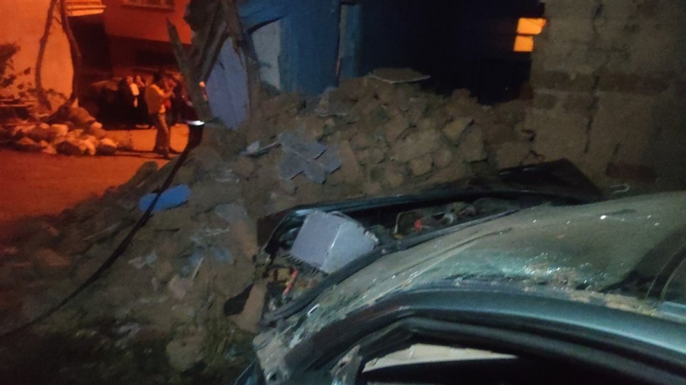 Otomobil evin duvarına daldı