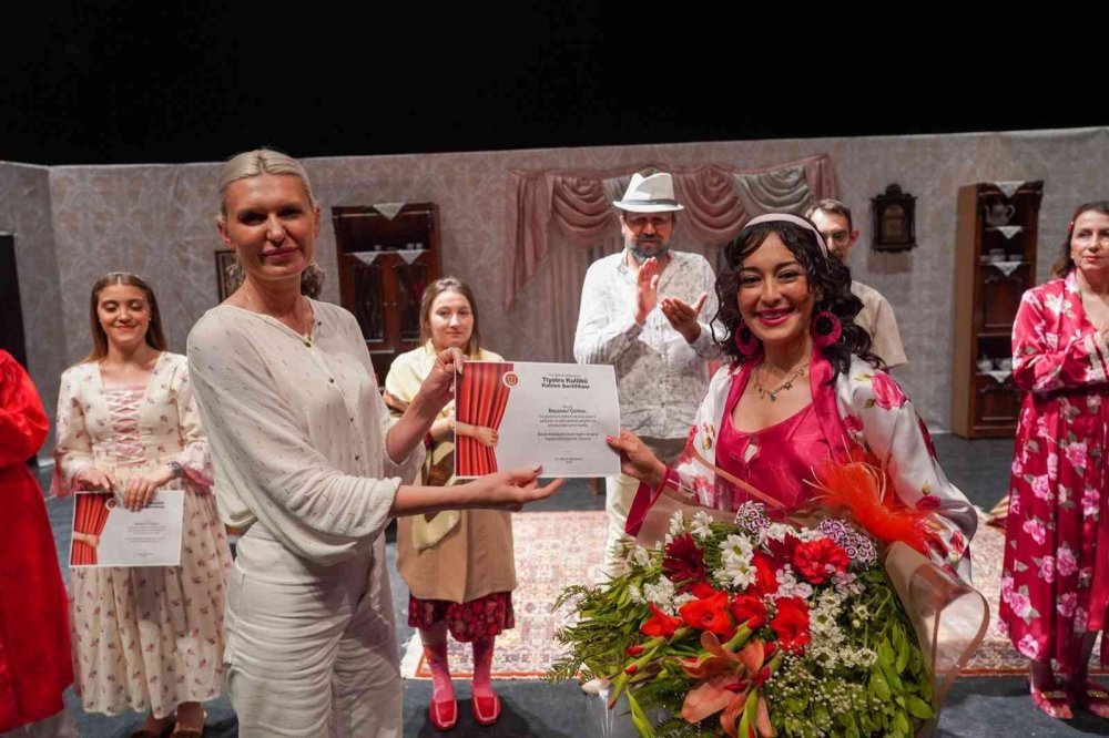 Bilecik’te ’Düdüklüde Kıymalı Bamya’ adlı tiyatro oyunu büyük beğeni topladı