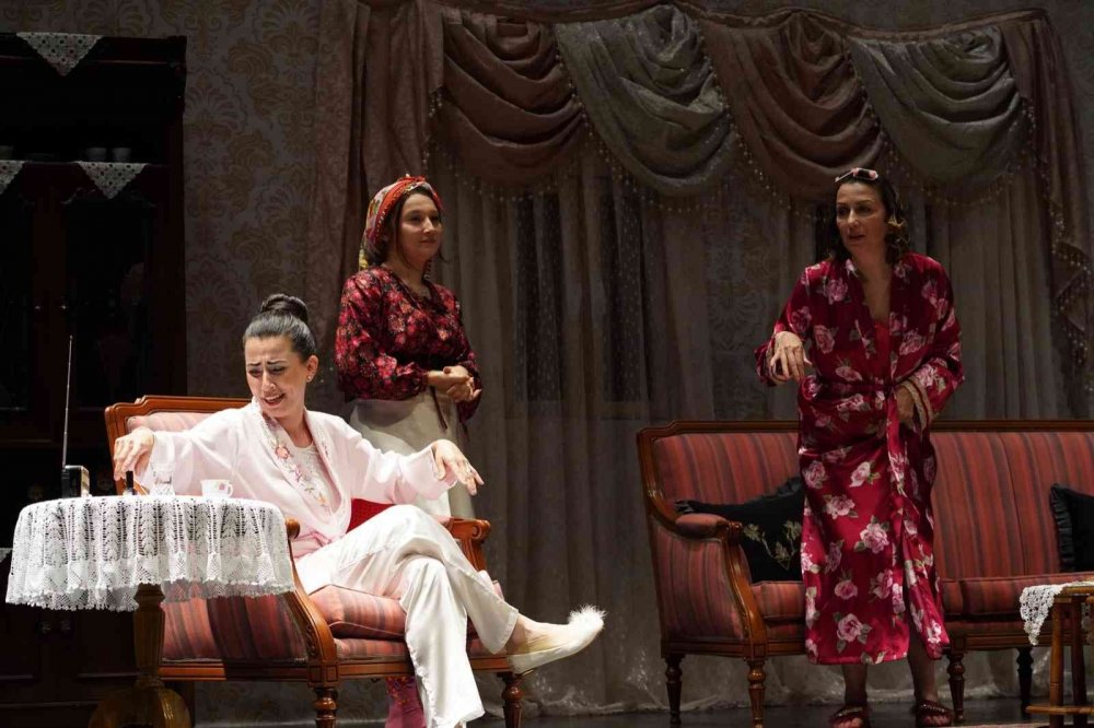 Bilecik’te ’Düdüklüde Kıymalı Bamya’ adlı tiyatro oyunu büyük beğeni topladı