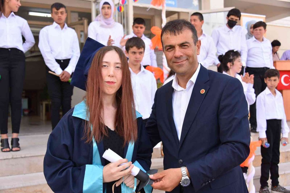 Başkan Yardımcısı Ali Şahinoğlu mezuniyet sevincine ortak oldu